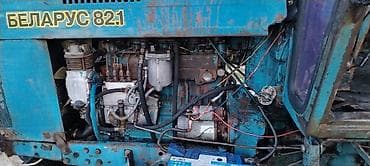 qaz çəni: Belarus 82 traktor - 4x4 təkər formulalı, iri arxa təkərlər və qabaq — 4