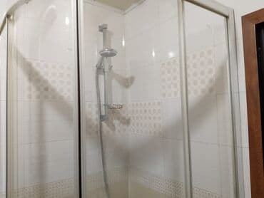 Duş başlıqları: Gümüşü rəngli profillərə malik, yarım dairəvi duş kabinəsi. Hamam — 6