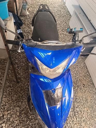 Mavi rəngli şəhər skuter/moped - Korpus: iri üçbucaqlı ön fara