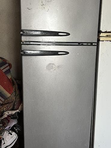 İki qapılı məişət soyuducusu - Üst hissədə ayrıca dondurucu bölmə