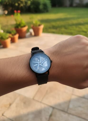 maqnit qolbaq: Minimalist üslubda analoq qol saatı. Xüsusiyyətlər: - Rəng: tam qara — 1