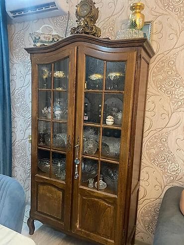 Klassik üslubda vitrin şkaf Rumuniya istehsalidir, 2 qapilisi 200 azn