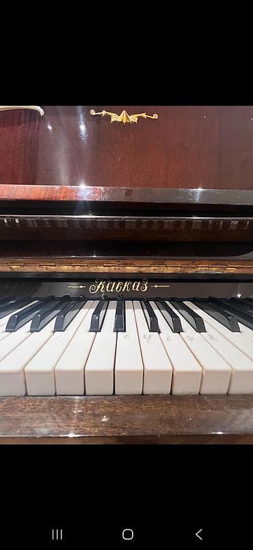 klasik gitara: Kavkaz markalı klassik pianino satılır. 🎹 Səliqəli vəziyyətdədir, evdə — 2