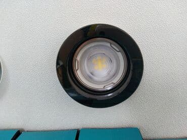 Qara rəngli, dairəvi formalı LED işıq. Yığcam dizaynı ilə diqqət çəkir