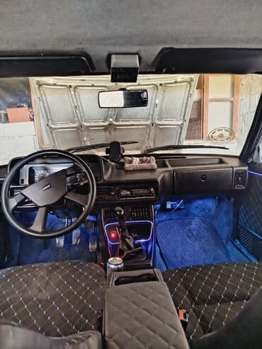 sarı tofas: Model: Tofas Şahin (sedan) Kuzov: 4 qapı, gümüşü rəng, qara bamperlər — 9