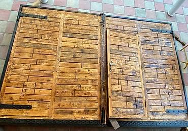 Dəmir karkaslı (şveller) taxtadan əl işi darvaza satılır. - Material