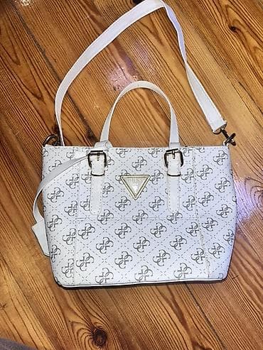 deri sumka: Guess qadın çantası – ağ rəng, all-over loqo printli. Xüsusiyyətlər — 2