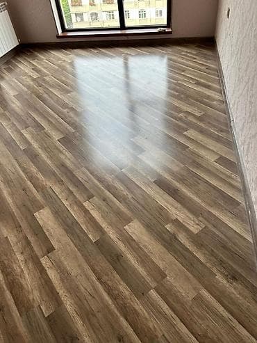 pencer: Laminate döşəmə – taxta teksturalı, çoxtonlu (boz-qəhvəyi) panel 55 kv — 2