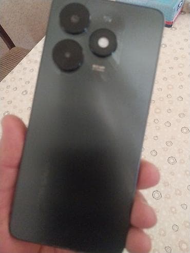Smartfon Tecno spark 20c - Ön tərəf: mərkəzdə deşik (punch-hole) ön