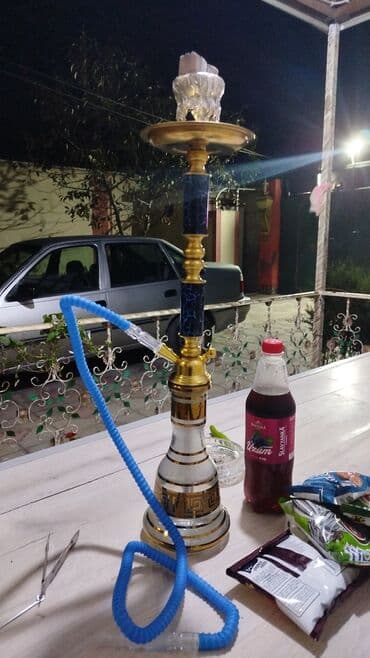 Şüşə əsaslı və metal gövdəli qəlyan dəsti. Yaşıl yarpaq naxışları ilə