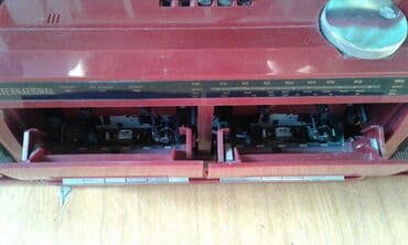 kaset çalar: "İnternational" maqnitolası satılır. İki kaset yeri və FM radiosu var — 2