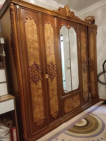 taxta tavan: Klassik üslubda iri həcmli qonaq/yataq otağı dolabı. Xüsusiyyətlər: - — 1