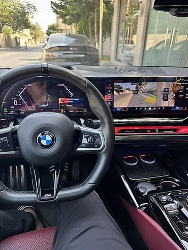 Транспорт: BMW 5 Series (son model nəsil) – sedan, qara rəng, M paketli — 6