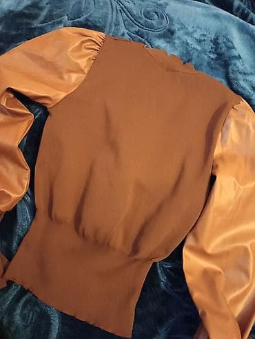 Qadın bluzası – qəhvəyi/karamel tonlarında - Model: qolsuz korpus — 1