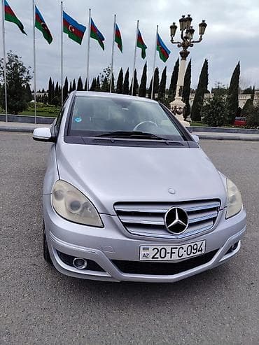 ucuz mercedes: Mercedes-Benz B-Class, gümüşü rəngli kompakt hetçbek. Xarici — 2