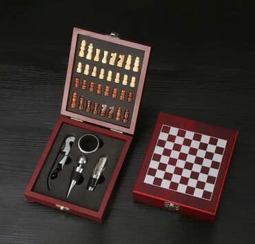 Şahmat fiqurları və şərab aksesuarları daxil olmaqla, y yığcam, taxta