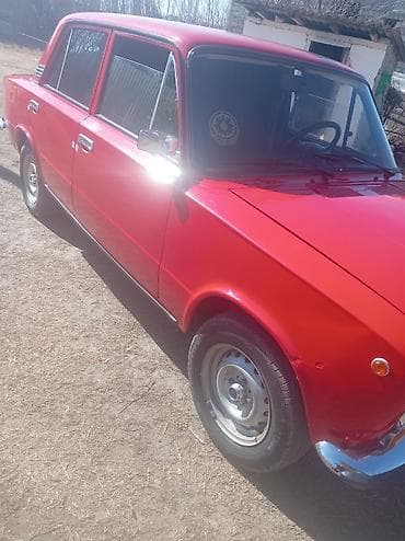 celiloglu babek elaqe nomresi: VAZ 2101 sedan – klassik sovet modeli, qırmızı rəngdə.ili 1982.qiymet — 1