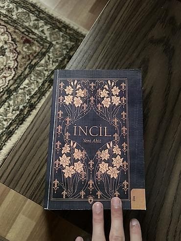 kitab oxumaq: İncil – Yeni Ahit (Türkcə tərcümə) - Dil: Türk dili (qapaqda “İNCİL – — 1