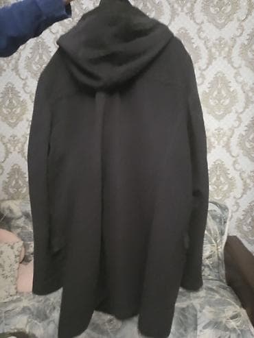 Kişi palto/plaş – qara rəng, kapüşonlu model. Ön hissə düyməlidir. İki