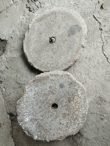 Daş Dəyirman/Əl Dəyirmanı. Unlu, dənli bitkiləri üyütmək üçün istifadə