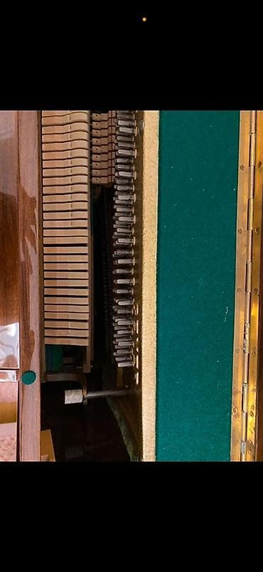 gules doseyi: Geyer pianino Almaniya istehsalı, klassik dizaynlı, parlaq qəhvəyi — 2