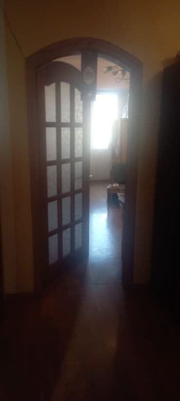 ələt qəsəbəsində ev satılır: Bakı, Yeni Yasamal, 4 otaqlı, Köhnə tikili, m. İnşaatçılar, 90 kv. m — 9