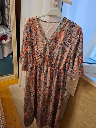 cicekli don: Ağ rəngdə, qara çiçək naxışlı, uzunqol qadın midi donu. Donun V — 13