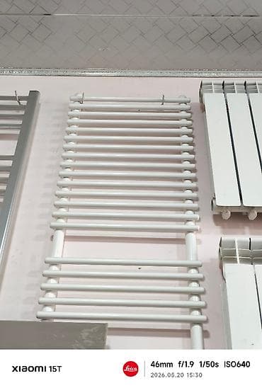 suşilka: Ağ rəngli hamam/palaza asılqan tipli radiator (su ilə işləyən). - — 1