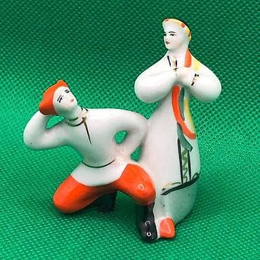 Farfor Fiqur.
Ebayda çatirlma qarsiq 25 dollardi.
Yəni 43 Manat