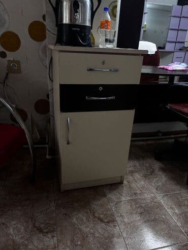 kəsim stolu: İşlənmiş, Saş kəsimi üçün masa, Güzgülü — 1