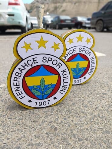 imzalı futbol topu: Fənərbaxça idman klubunun loqosu təsvir olunmuş suvenir. Üzərində — 1