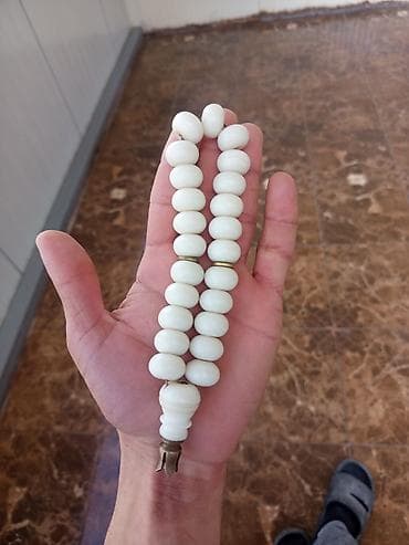qizil saatlar instagram: Ağ rəngli təsbeh - Material: parlaq ağ boncuklardan yığılmış (oval — 2