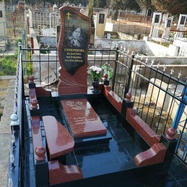 məzar daşlarının qiyməti: Bu qəbirdaşı qırmızı və qara qranitdən hazırlanmışdır. Qəbirdaşının — 1