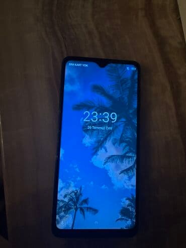 arxa goruntu: Blackview markalı qara rəngli smartfon, arxa hissəsində üç kamera və — 1