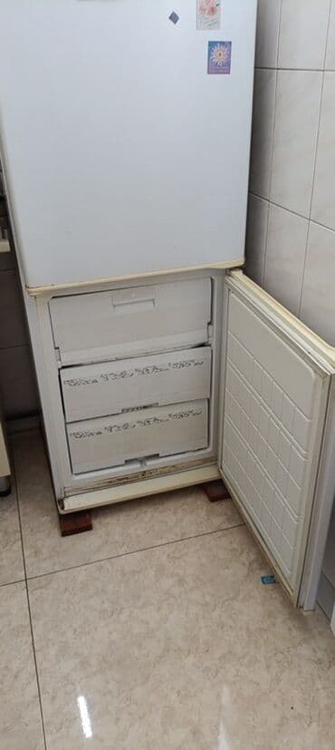 ev soyuducusu: Atlant soyuducu. Defrostdur. Yaxşı işləyir, yaxşı buzladır. Buzxanası — 3