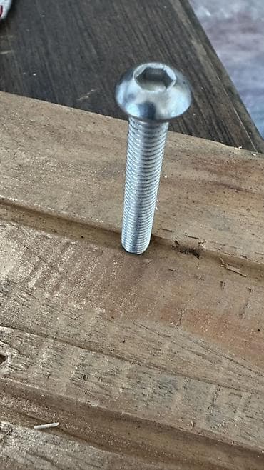 Bərkidici məhsullar: Altıbucaqlı başlı, yarımkürə baş formalı bolt M4/45 mm - Material — 1
