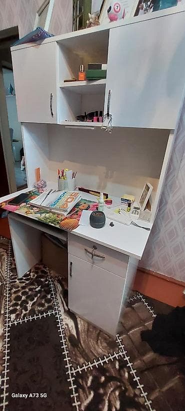 divarda kitab refleri: Ağ rəngli iş/stol dəsti – üst dolablı model - Material — 1