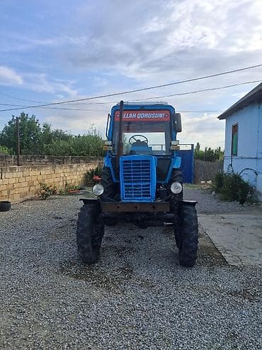 traktor şin: Mavi rəngli təkərli kənd təsərrüfatı traktoru, kabinalı. Ön və arxa — 4