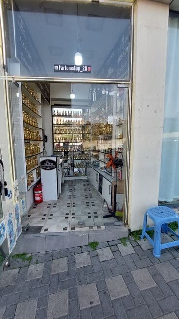 brend qadın ətirləri: Salam.Hazır Bizness satılır. 250-300 çeşid ətir,qızılı kivşinlər,içi — 5
