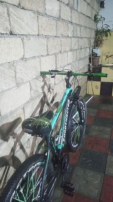 2 teker velosiped: Dağ/şəhər tipli velosiped – yaşıl-qara rəng sxemi, geniş sükan və — 4