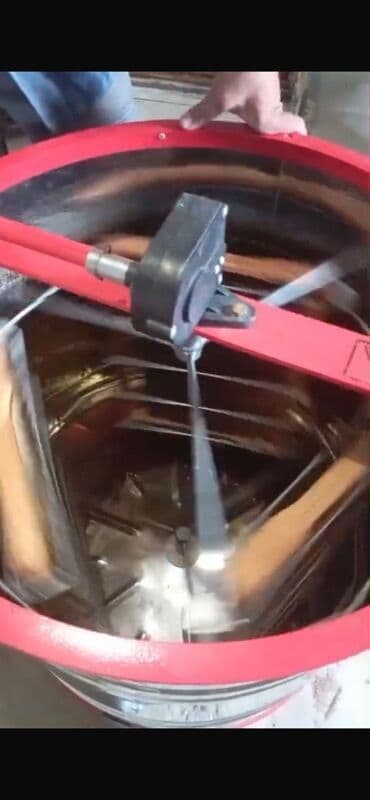 Sifarişlə hazır yeməklər: Təbii arı balı – çərçivədən süzülmüş 1kq - 35 AZN 8kq (2 balon) alana — 4