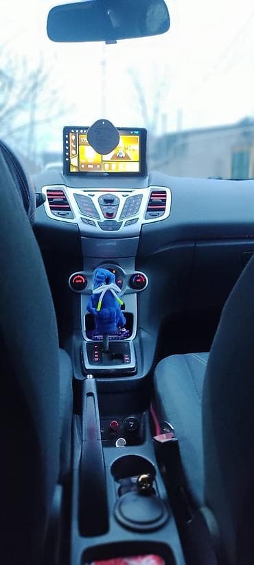 Ford Fiesta, mavi rəng, 5 qapılı hetçbek. Xüsusiyyətlər: - Avtomatik — 6