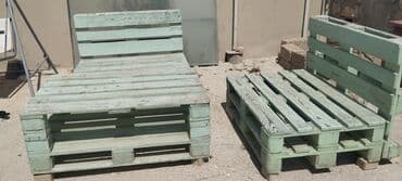 Bağ, çöl oturacaqları: Paletlərdən hazırlanmış bu mebel dəsti, iki oturacaq və bir masadan — 2