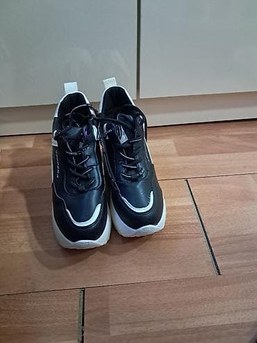 platforma qadin krossovkalari: Qara-ağ platforma krossovkalar - Model: “Tpooera” yazılı, “KE Sports” — 2