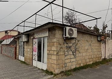 kira: Satılır : mərkəzi küçə kənarında yerləşən obyekt. Xüsusiyyətlər: - — 4