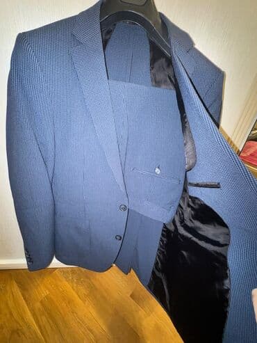 göy rəngli kişi cemperləri: Mavi-çəhrayı tonlarında xırda naxışlı klassik kişi kostyumu. Üç — 1