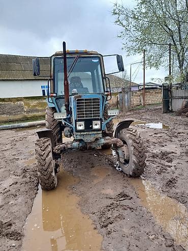 Təsvir: - Təkər formulalı mavi rəngli kənd təsərrüfatı traktoru -