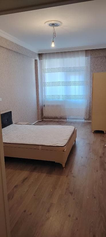 zumrud residence satilan evler: Saray qəsəbəsi, Saray MTK yaşayış kompleksində yerləşir mənzil. Qiymət — 3