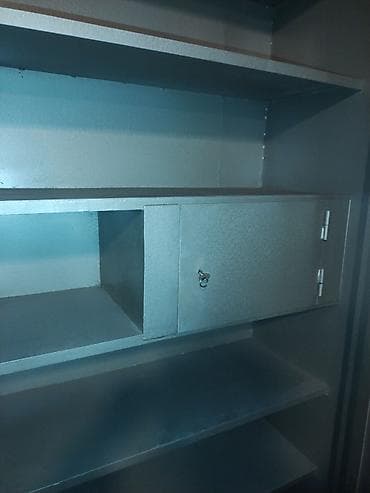 Seyf skaf. Seyf dolab böyük ölçüdə. Zavod istehsal. Seyf şkaf. Demir — 3