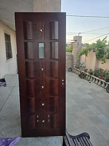 Çərçivələri ilə birgə 7 ədəd otaq qapısıdır. 1 ədədi cüt şüşəli və iki — 2